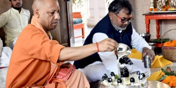 गोरखपुर- महाशिवरात्रि पर भरोहिया के पितेश्वरनाथ शिव मंदिर में मुख्यमंत्री ने किया दर्शन-पूजन