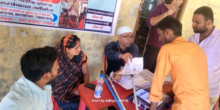 प्रखंड मुख्यालय में विकलांगों को उपकरण का वितरण