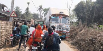 अतिक्रमण से जाम की समस्या,राहगीर परेशान वाहन पलटने का खतरा बढ़ा