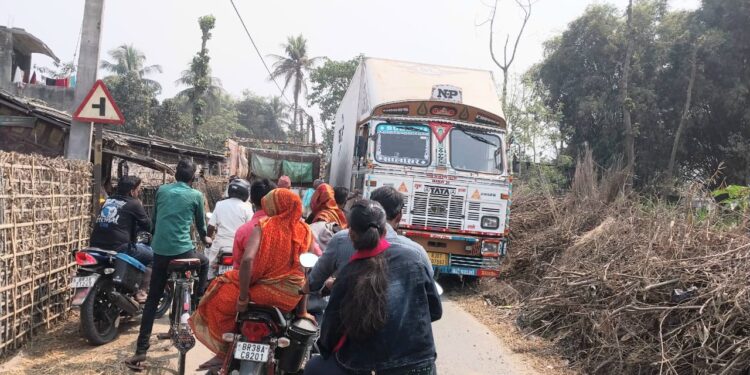 अतिक्रमण से जाम की समस्या,राहगीर परेशान वाहन पलटने का खतरा बढ़ा
