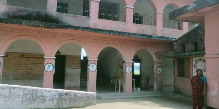 शिक्षकों के फरार रहने पर बच्चों की नहीं हो रही है पढ़ाई।