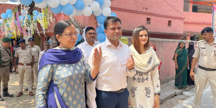 किशनगंज -उत्क्रमित मध्य विद्यालय फुलवारी में मतदाताओं में दिखा भारी उत्साह