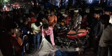 अररिया – ट्रक के चपेट आने से बाइक सवार व्यक्ति की दर्दनाक मौत,एक घायल, लोगों ने किया सड़क जाम