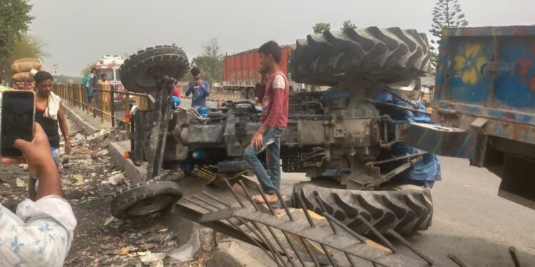 अररिया – ट्रैक्टर को तेज रफ़्तार ट्रक ने मारी जोरदार टक्कर