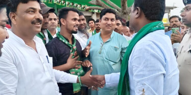 राजद प्रत्याशी शाहनवाज आलम ने कार्यकर्ताओं के साथ चुनावी कार्यालय का उद्घाटन किया।