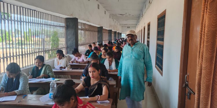 कलावती महाविद्यालय, रानीगंज में स्नातक द्वितीय खंड 2024 की परीक्षा शांतिपूर्ण एवं कदाचार मुक्त प्रारंभ