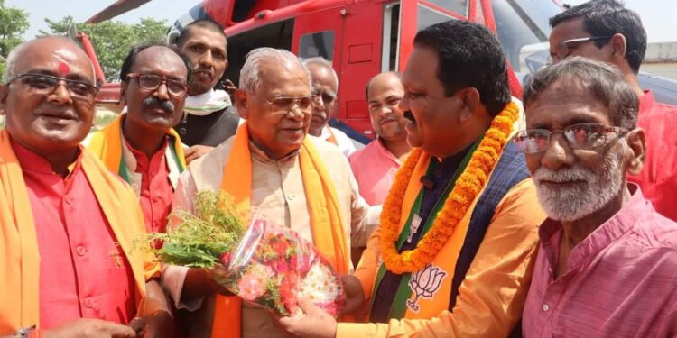 भाजपा प्रत्याशी के पक्ष में मतदान के लिए पहुंचे एनडीए गठबंधन के शीर्ष नेता