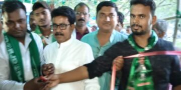 कुर्साकांटा – राजद प्रत्याशी शाहनवाज आलम ने कार्यकर्ताओं के साथ चुनावी कार्यालय का उद्घाटन किया