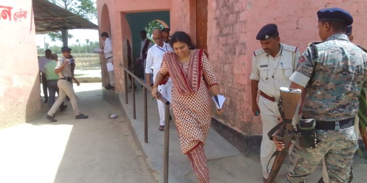 नजरिया न्यूज /कुशेश्वरस्थान दरभंगा मतदान केन्द्रों पर उपलब्ध बुनियादी सुविधाओं का बारीकी से जांच।