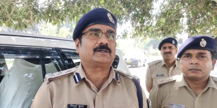 अररिया – लोकसभा चुनाव की तैयारी को लेकर डीआईजी पहुंचे अररिया, वेयरहाउस और EVM डिस्पैच सेंटर का किया निरीक्षण निरीक्षण