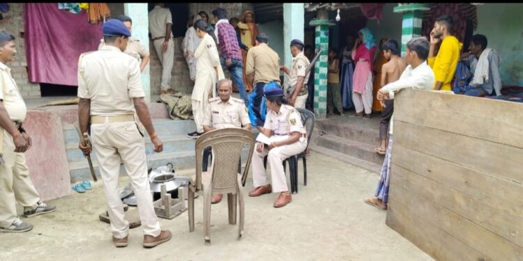 अररिया – पॉस्को एक्ट में एक पुराने कांड के फरार आरोपी के घर कुर्की जब्ती की कार्रवाई