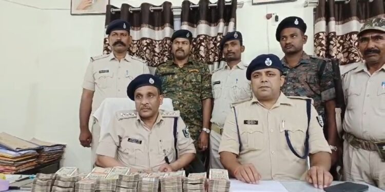 अररिया – चुनाव को लेकर चलाए जा रहे वाहन जांच अभियान में 22,66,730 रूपए नकद के साथ साथ 1.5 kg चांदी के जेवरात जब्त