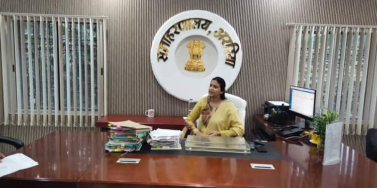 अररिया – जिला पदाधिकारी इनायत खान की अध्यक्षता में नामांकन कोषांग के कार्यों की समीक्षा की गई