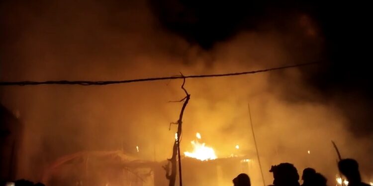 दरभंगा / अलीनगर प्रखंड में आतिशबाजी के दौरान उड़ी चिंगारी से लगी आग, एक ही परिवार के छह सदस्य की दर्दनाक मौत