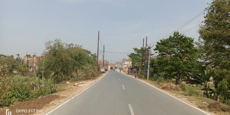 दरभंगा /कुशेश्वर स्थान / आग बरसती गर्मी से मुख्य सड़क स्टेट हाइवे 56 पड़ा सुनसान।