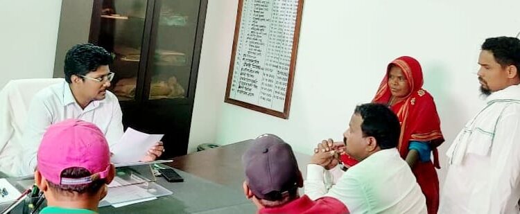 स्वयं सहायता समूह की महिलाओं ने प्रखंड विकास पदाधिकारी से भी हजारों रुपए के धोखाधड़ी की शिकायत।