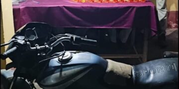 बथनाहा – शराब तस्कर मोटरसाइकिल एवं शराब छोड़ फरार….