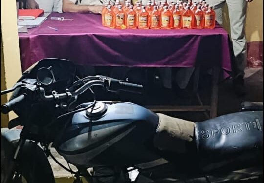 बथनाहा – शराब तस्कर मोटरसाइकिल एवं शराब छोड़ फरार….