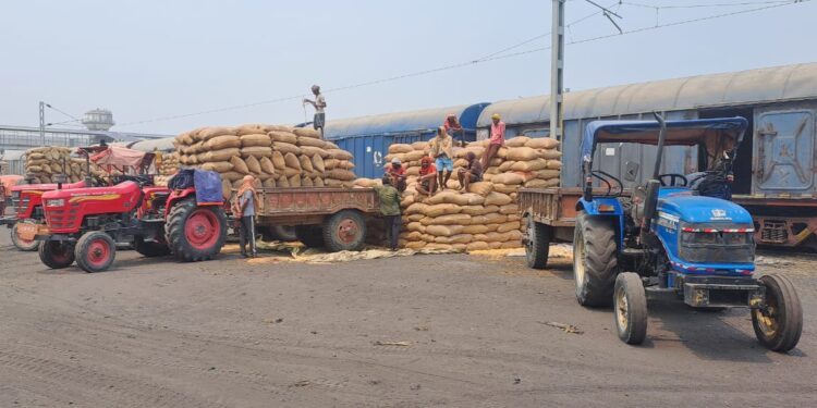 बथनाहा – बथनाहा बना प्रदूषण का खजाना,सीमेंट गिट्टी कोयला की डस्ट से आम आदमी परेशान