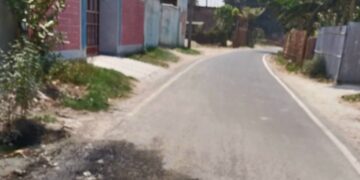 मुख्य सड़क के किनारे बनाया गढ्ढा, टूटने लगी सड़क