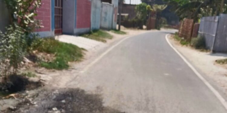 मुख्य सड़क के किनारे बनाया गढ्ढा, टूटने लगी सड़क