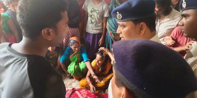 आम के पेड़ पर दुपट्टे से लटका मिला युवती का शव क्षेत्र में फैली सनसनी