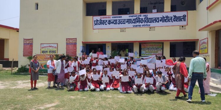 ​माहवारी स्वच्छता दिवस पर स्कूली छात्राओं को नैपकिन के प्रयोग की सलाह