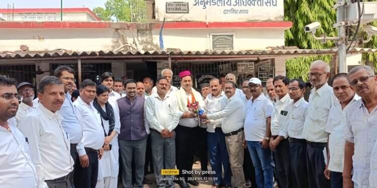 एसडीजेएम ए पी सिंह बने सब जज, स्थानांतरण होने पर न्यायालय कर्मी व अधिवक्ताओं ने विदाई सह सम्मान समारोह का किया आयोजन