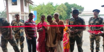 72 वीं वाहिनी सीमा सुरक्षा बल के द्वारा कपड़ा वितरण और मेडिकल कैम्प का किया आयोजन