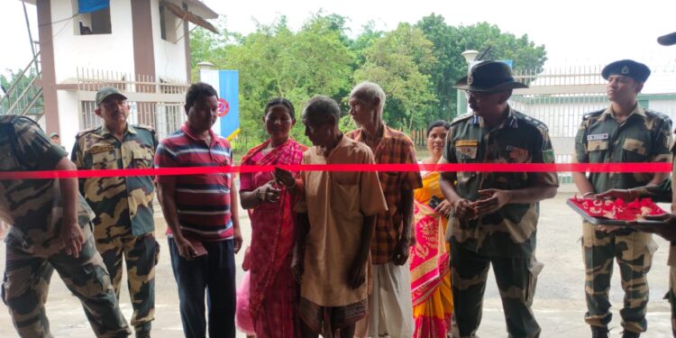 72 वीं वाहिनी सीमा सुरक्षा बल के द्वारा कपड़ा वितरण और मेडिकल कैम्प का किया आयोजन