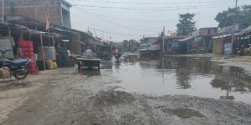 दर्जनों गांवों को जोड़ने वाली सड़क हल्की बारिश में हीं तालाब में तब्दील