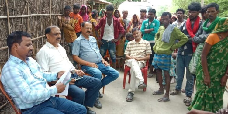 बीडीओ, सीओ के अगुवाई में महादलित टोले में बैठक