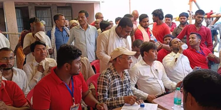 नजरिया न्यूज / कुशेश्वरस्थान दरभंगा : CO नें महादेव मठ गांव में अग्निकांड से पीड़ित परिवारों के बीच 12- 12 हजार रुपए का चेक का वितरण किया।