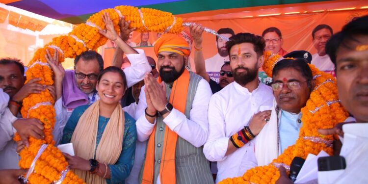 दरभंगा – शांभवी चौधरी के समर्थन में चुनावी जनसभा को उपमुख्यमंत्री सम्राट चौधरी ने संबोधित करते हुए कहा प्रधानमंत्री के नेतृत्व में देश दुनिया की 5 वीं सबसे बड़ी अर्थव्यवस्था बनकर उभरी हैं।