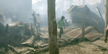 आबादपुर पंचायत के मदार गाछी गांव में आग लगने से दो वार्ड के सभी घर जलकर राख
