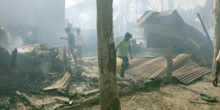 आबादपुर पंचायत के मदार गाछी गांव में आग लगने से दो वार्ड के सभी घर जलकर राख