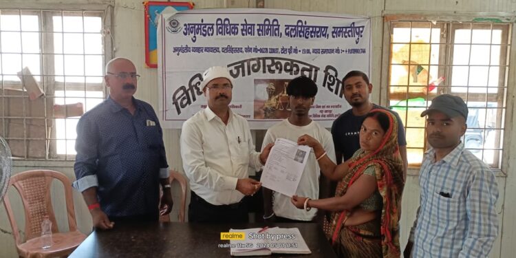 समस्तीपुर- महिला श्रमिकों को समान प्रकृति के कार्य के लिए समान मजदूरी का अधिकार प्राप्त हैं :संतोष कुमार सिंह।