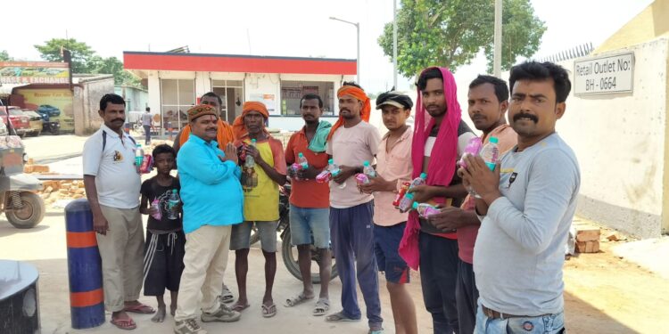 फोर लाइन स्थित बस स्टैंड पेट्रोल पंप पर मजदूरों के लिए पानी की बोतल और बिस्किट संजय मिश्रा ने किया वितरण।