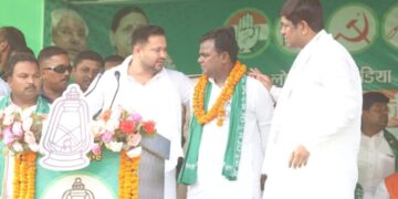 सिमराहा – उमड़ती जन सैलाब से तेजस्वी ने पूछा तो पहना दूं भाई शाहनवाज को जीत का माला, भीड़ ने हाथ उठा नारे लगा दी सहमति