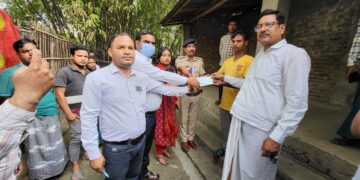 अनुग्रह राशि: सिलेंडर हादसा में तीन बच्चे और पत्नी को खो चुके मो.अनसार को चार दिन के अंदर मिला जिला प्रशासन से 16लाख का चेक।