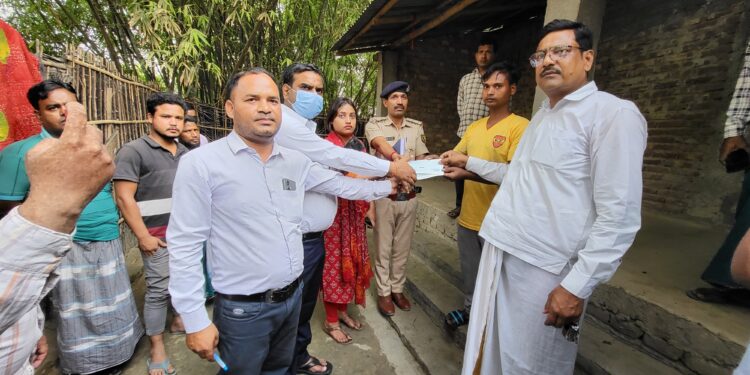 अनुग्रह राशि: सिलेंडर हादसा में तीन बच्चे और पत्नी को खो चुके मो.अनसार को चार दिन के अंदर मिला जिला प्रशासन से 16लाख का चेक।