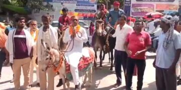 गोपालगंज में गदहे पर बैठकर नामांकन करने पहुंचे निर्दलीय प्रत्याशी, कहा जनता को नेता समझते है गदहा…