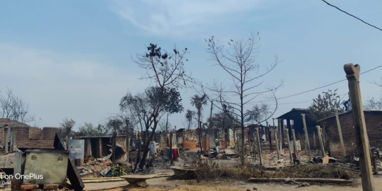 नजरिया न्यूज/  दरभंगा बिहार :-  महादेव मठ गांव में आज भी अग्नि के तांडव का भयावह रूप ग्रामीणों की आंखें के सामने दिख रहा है।