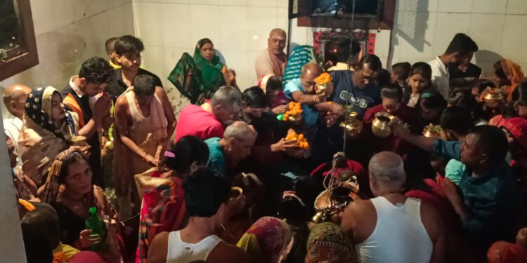 नजरिया न्यूज / दरभंगा बिहार :- पवित्र जलपत्र में चंद्रकूप से जल लेकर श्रद्धालु करते हैं बाबा भोलेनाथ को पूजा ।