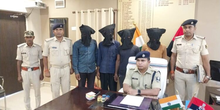 कुर्साकांटा- कुंआरी पुलिस गुप्त सूचना के 120 किलोग्राम गांजा के साथ किया 04 तस्कर को गिरफ्तार।