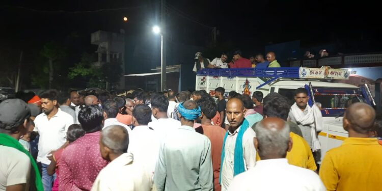 ट्रक की ठोकर से बाइक सवार दो युवक की मौत; आक्रोशित लोगों ने किया सड़क जाम