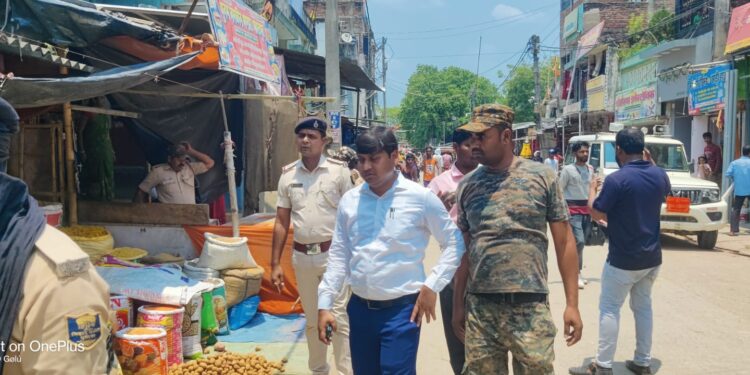 नजरिया न्यूज / कुशेश्वरस्थान : सड़क की जमीन पर दुकान लगाकर अवैध कब्जा करने वालों पर प्रशासन का डंटा चला।