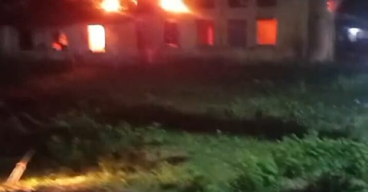 कोशी कलोनी में आग लगने से अफरा तफरी का माहौल,।