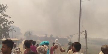 नजरिया न्यूज / दरभंगा जिला की इस वक्त की बड़ी ख़राब  जहां महादेव मठ गांव पूरी तरह जलकर राख।