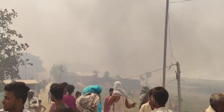 नजरिया न्यूज / दरभंगा जिला की इस वक्त की बड़ी ख़राब जहां महादेव मठ गांव पूरी तरह जलकर राख।